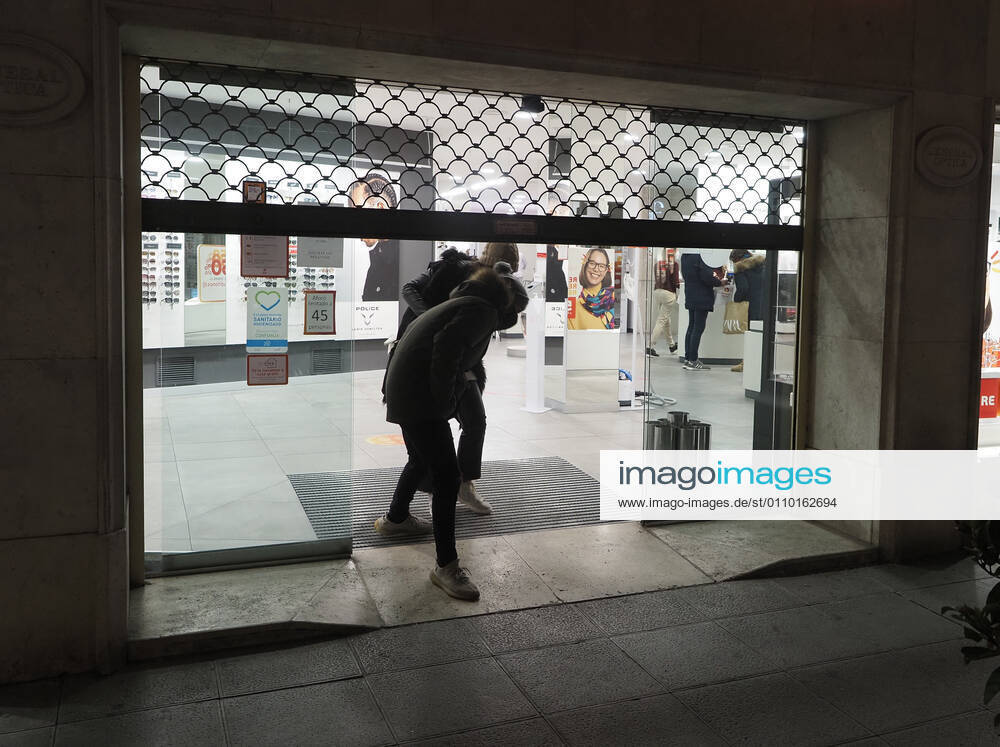 Shops in Valladolid on the day the curfew came into effect at 8pm due to the coronavirus crisis, in Valladolid, Castile and Leon, (Spain), on 16 January 2020. The Junta de Castilla y Leon has decided to bring forward the curfew to 20.00 hours, to confine all the provinces to the perimeter and to limit the meetings in homes to four people as measures to try to alleviate the level of infections of this third wave of Covid-19 that has led to a situation of extreme gravity . 16 JANUARY 2021 Photogenic Pablo Requejo LagenciaEP 01 16 2021 Valladolid Valladolid Spain
