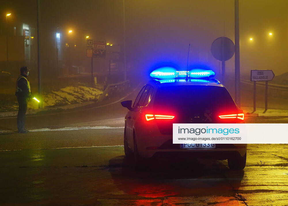 Police checks in Valladolid on the day of the entry into force of the curfew at 8 p.m. due to the coronavirus crisis, in Valladolid, Castilla y Leon, (Spain), on 16 January 2021. The Junta de Castilla y Leon has decided to bring forward the curfew to 20.00 hours, to confine all the provinces and to limit the meetings in homes to four people as measures to try to alleviate the level of infections of this third wave of Covid-19 that has led to a situation of extreme gravity . 16 JANUARY 2021 Photogenic Pablo Requejo LagenciaEP 01 16 2021 Valladolid Valladolid Spain