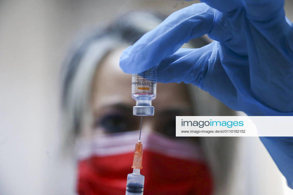 (210117) -- BEIJING, Jan. 17, 2021 -- A medical worker prepares a dose of China s Sinovac COVID-19 vaccine at the Sabiha Uzun Maternal Child Health Center in Ankara, Turkey on Jan. 15, 2021. More than 600,000 health workers in Turkey have received their first doses of COVID-19 shots developed by China s Sinovac during the first two days of the country s vaccination program, Turkish Health Ministry s data showed on Friday. (Photo by Xinhua) XINHUA PHOTOS OF THE DAY MustafaxKaya