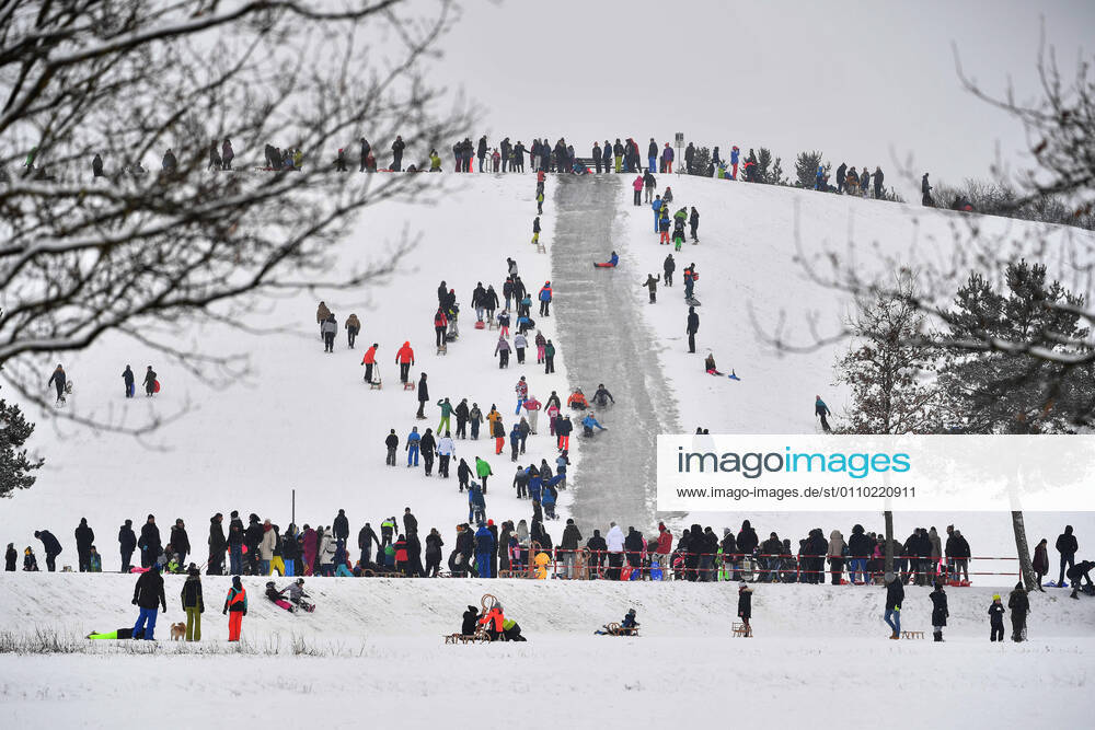 On the Riemer Berg in the Riemer Park in Munich sledders are crowded after a new snowfall on 17 01 2021 Corona rules are not respected