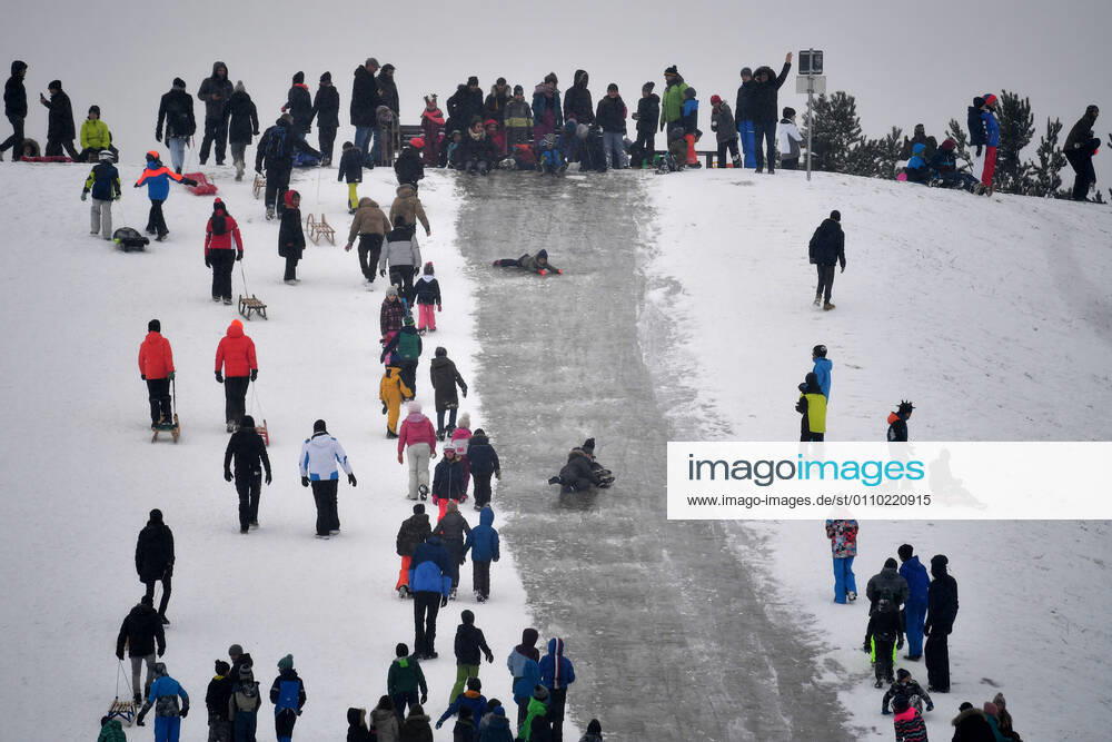 On the Riemer Berg in the Riemer Park in Munich sledders are crowded after a new snowfall on 17 01 2021 Corona rules are not respected