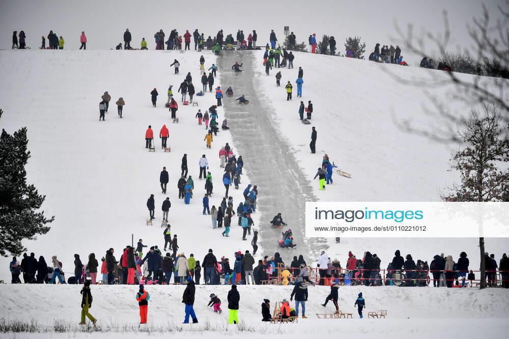 On the Riemer Berg in the Riemer Park in Munich sledders are crowded after a new snowfall on 17 01 2021 Corona rules are not respected