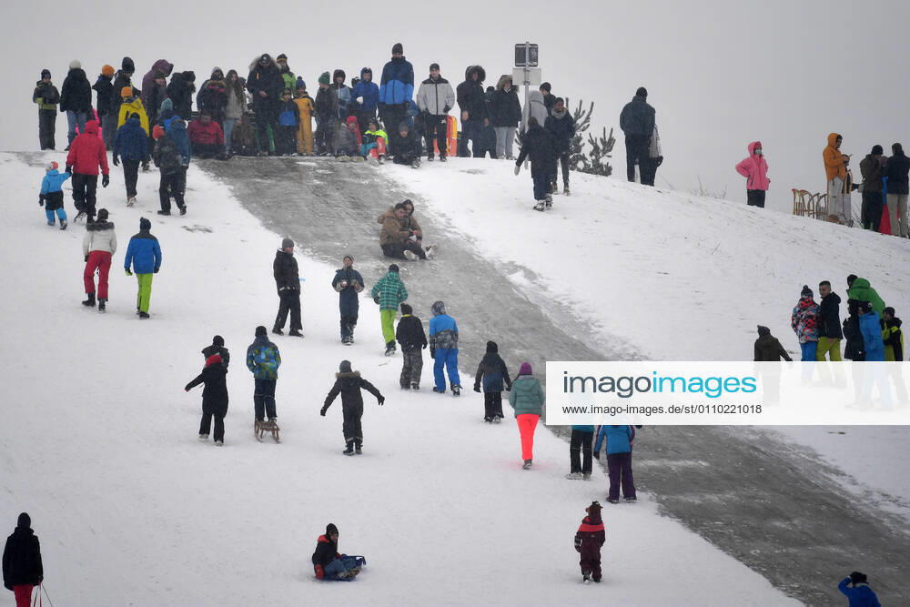 On the Riemer Berg in the Riemer Park in Munich sledders are crowded after a new snowfall on 17 01 2021 Corona rules are not respected