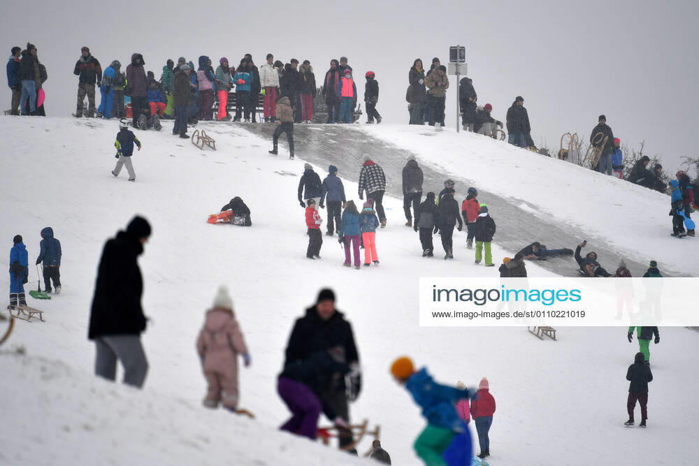 On the Riemer Berg in the Riemer Park in Munich sledders are crowded after a new snowfall on 17 01 2021 Corona rules are not respected