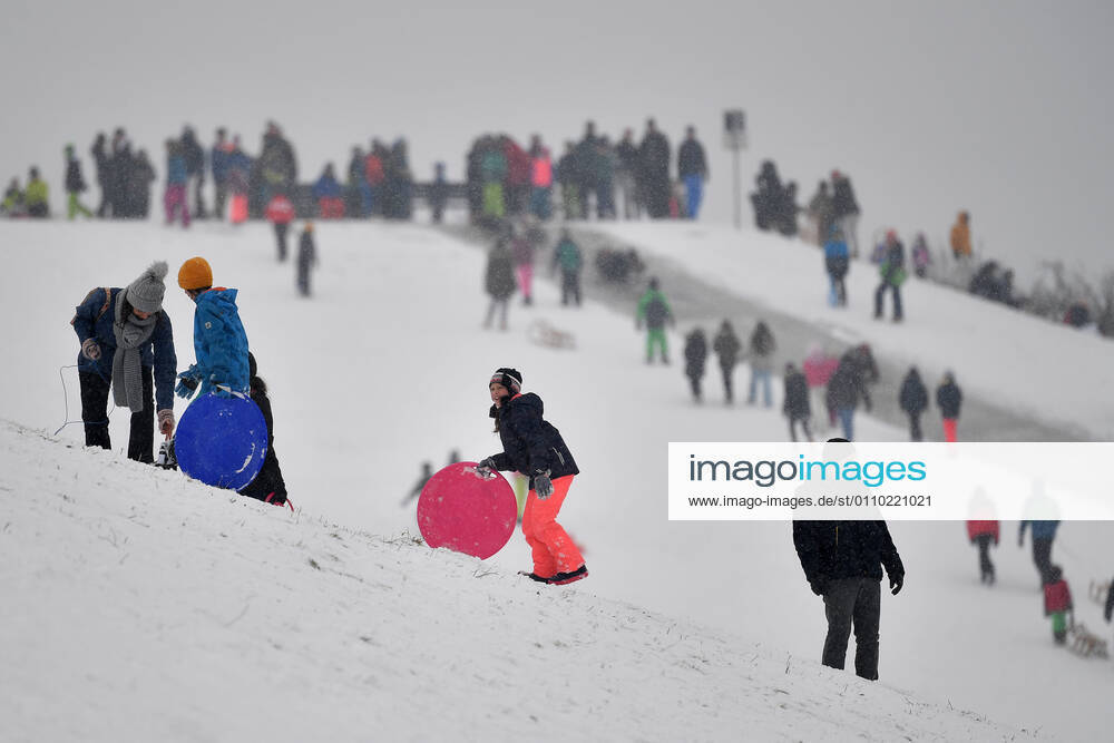 On the Riemer Berg in the Riemer Park in Munich sledders are crowded after a new snowfall on 17 01 2021 Corona rules are not respected