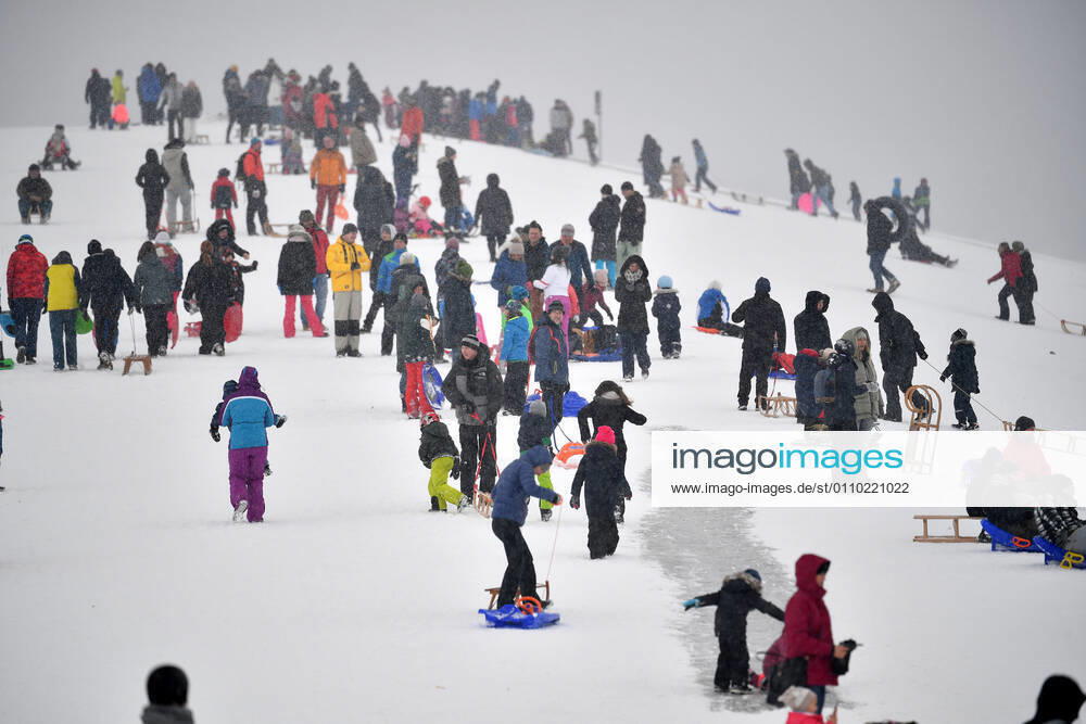 On the Riemer Berg in the Riemer Park in Munich sledders are crowded after a new snowfall on 17 01 2021 Corona rules are not respected