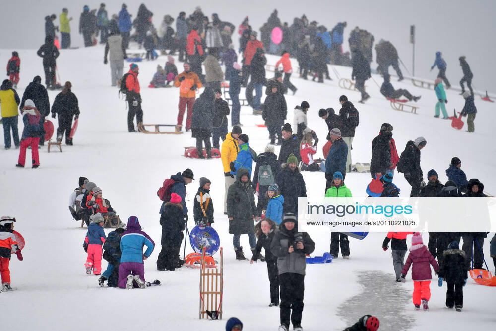On the Riemer Berg in the Riemer Park in Munich sledders are crowded after a new snowfall on 17 01 2021 Corona rules are not respected