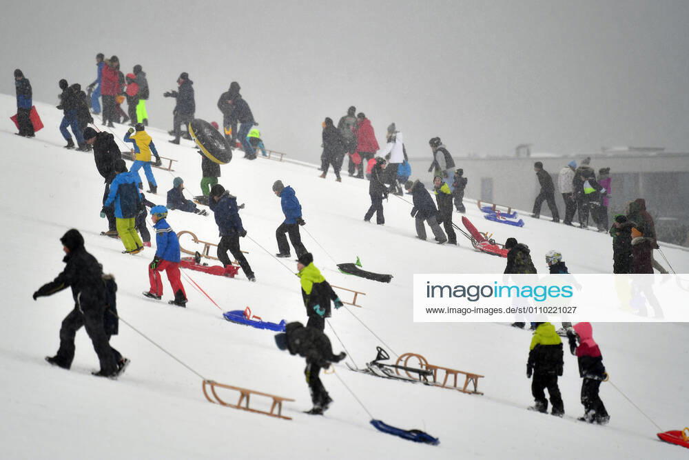 On the Riemer Berg in the Riemer Park in Munich sledders are crowded after a new snowfall on 17 01 2021 Corona rules are not respected