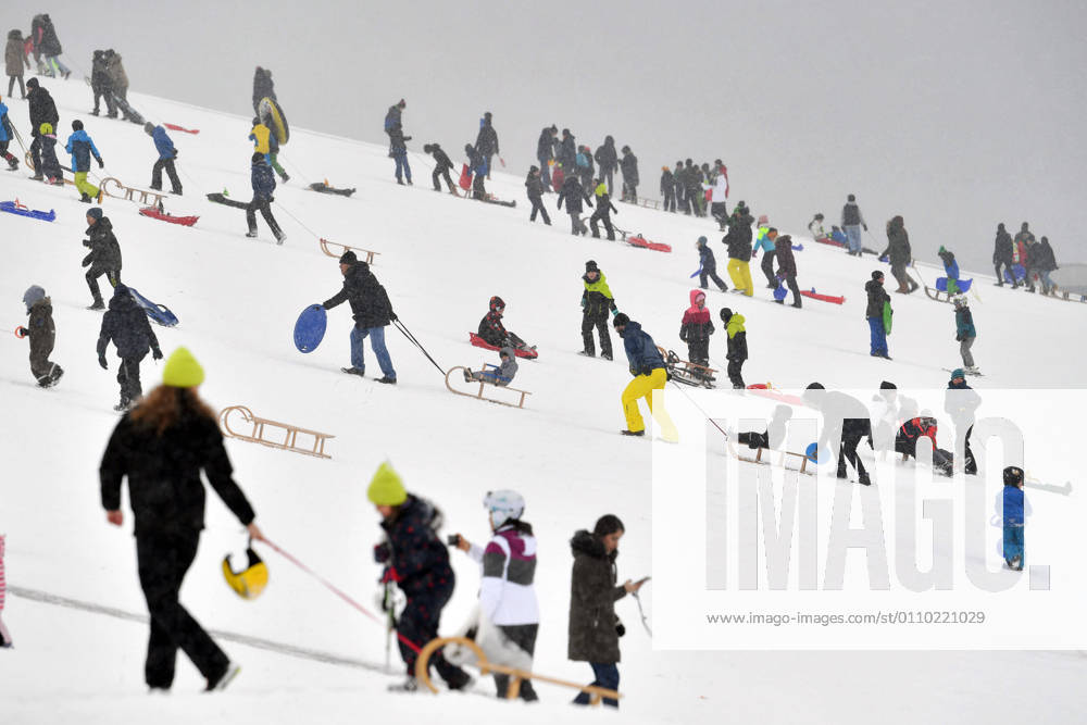 On the Riemer Berg in the Riemer Park in Munich sledders are crowded after a new snowfall on 17 01 2021 Corona rules are not respected