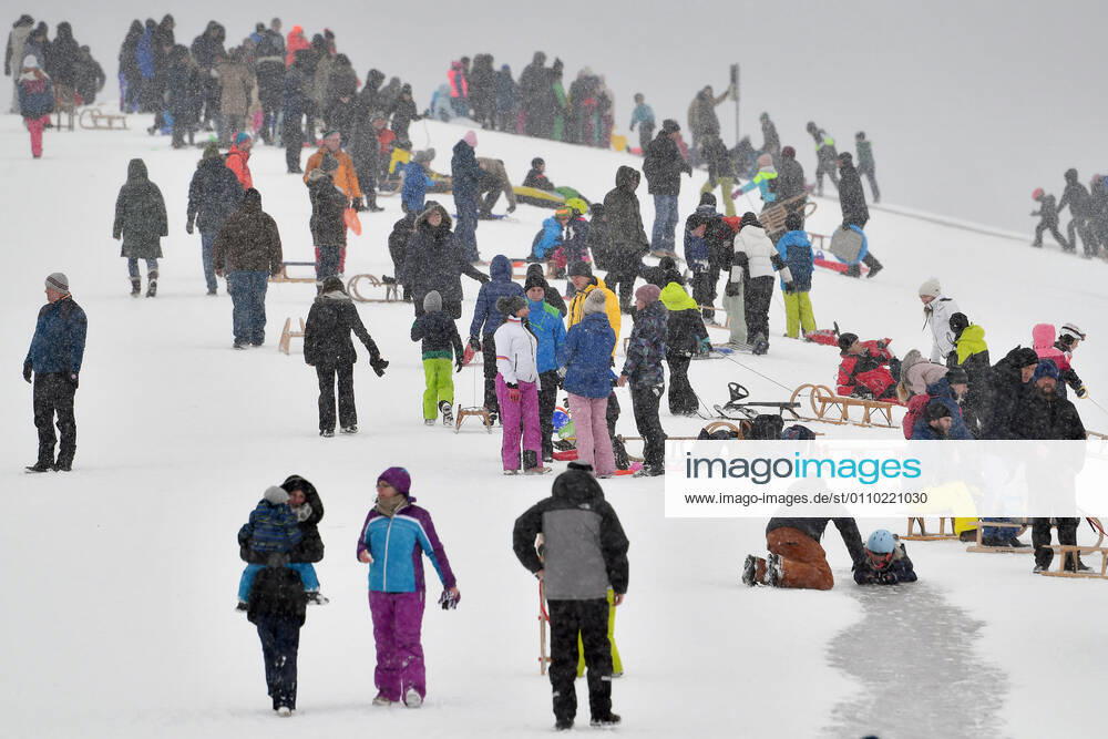 On the Riemer Berg in the Riemer Park in Munich sledders are crowded after a new snowfall on 17 01 2021 Corona rules are not respected