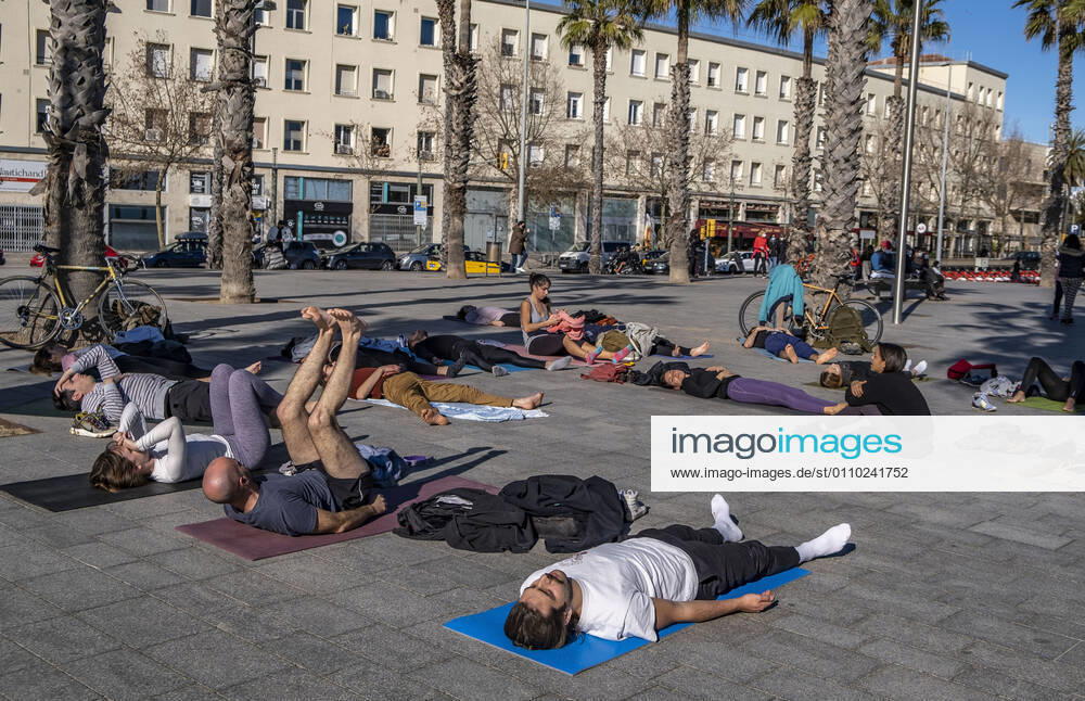 A group of people is seen practicing social sport in the Plaza del Mar in front of the beach..With public sports centers and gyms closed due to the increase in Covid-19 infections, many individual and social sports activity is taking place in public space such as open areas near the beaches. Barcelona Spain - ZUMAs197 20210117_zaa_s197_057