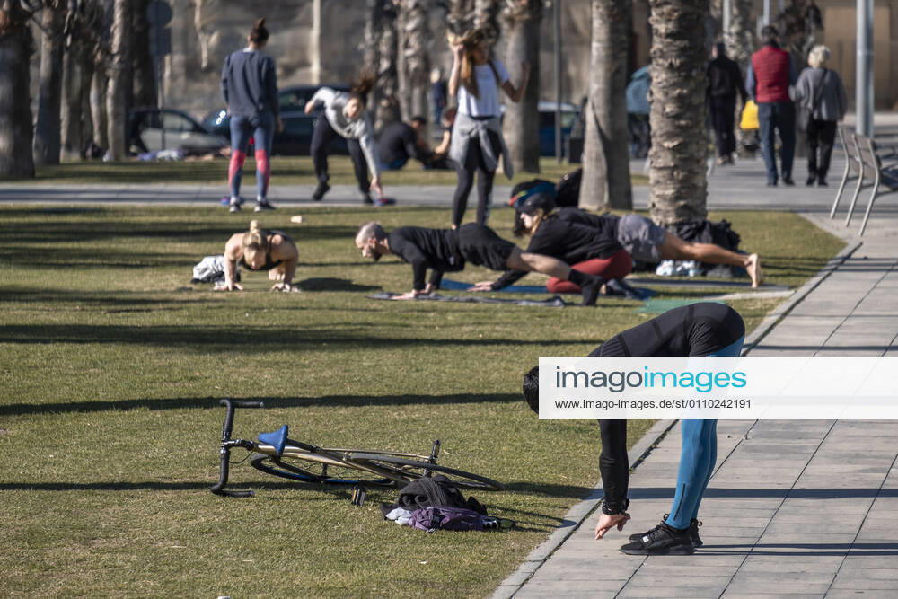 A man dress up in sportswear is seen stretching in the Plaza de la Rosa de los Vientos..With public sports centers and gyms closed due to the increase in Covid-19 infections, many individual and social sports activity is taking place in public space such as open areas near the beaches. Barcelona Spain - ZUMAs197 20210117_zaa_s197_070