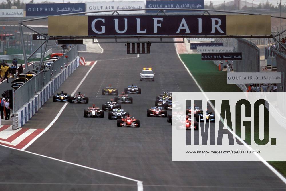 Kurz nach dem Start zum GP von Bahrain 2004 führt Michael Schumacher (2.v.re., Deutschland) bereits das Feld an vor Teamkollege Barrichello (Brasilien beide Ferrari) Motorsport Grand Prix Herren Großer Preis von Bahrain 2004, Formel 1 Weltmeisterschaft, F1, F, GP, WM, Totale Bahrain Racing Circuit Manama