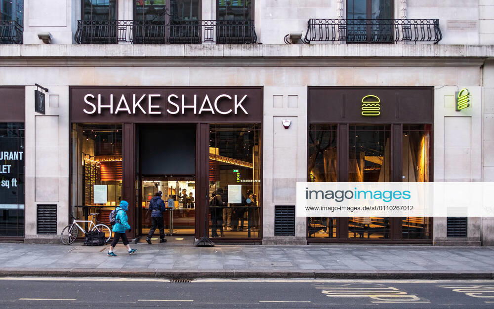 People queuing outside Shake Shack in London. Latest Covid-19 lockdown slams UK business owners. London United Kingdom - ZUMAs197 20210118_zaa_s197_006
