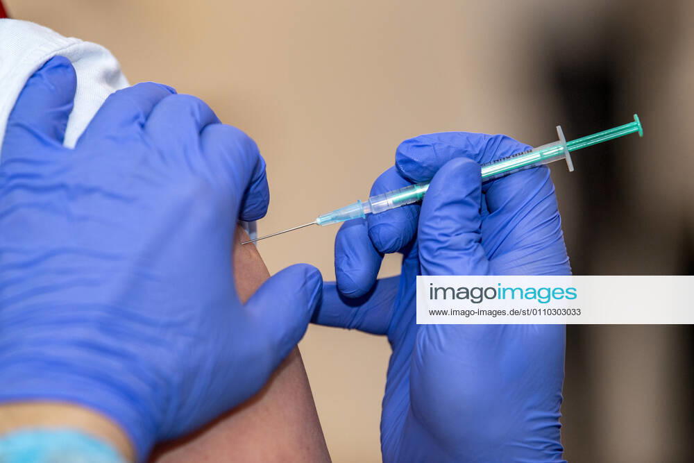 Corona vaccination in a home for the elderly A doctor gives a woman the injection with the vaccine In a home for the elderly, the residents are vaccinated against an infection with the corona virus Two vaccinations with an interval of 21 days are necessary to build up the vaccination protection with the mRNA vaccine from BioNTech Rietberg North Rhine Westphalia Germany