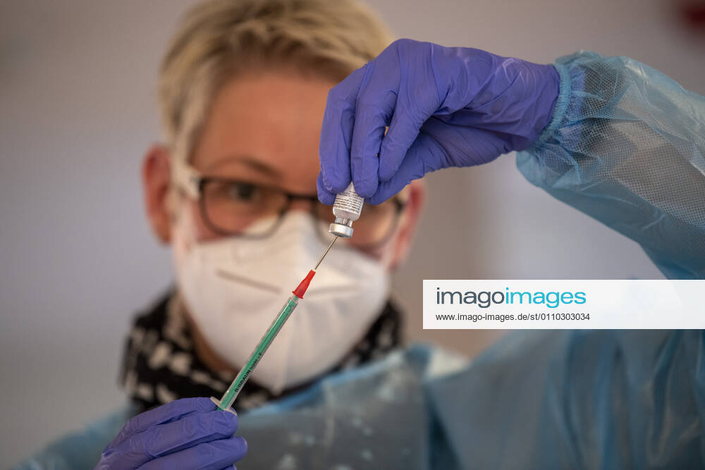 Corona vaccination in a home for the elderly A doctors assistant draws up a syringe with the Corona vaccine from BioNTech Pfizer In a home for the elderly, the residents are vaccinated against an infection with the coronavirus Two vaccinations with the mRNA vaccine from BioNTech are necessary at intervals of 21 days to build up the vaccination protection R
