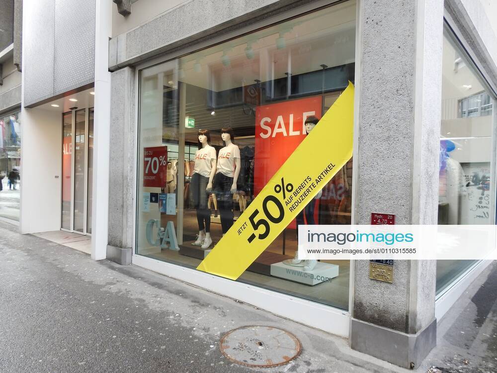 Photo Manuel Geisser 18 01 2021 Coronavirus, Lockdown picture clothing store with 50 discount Lucerne