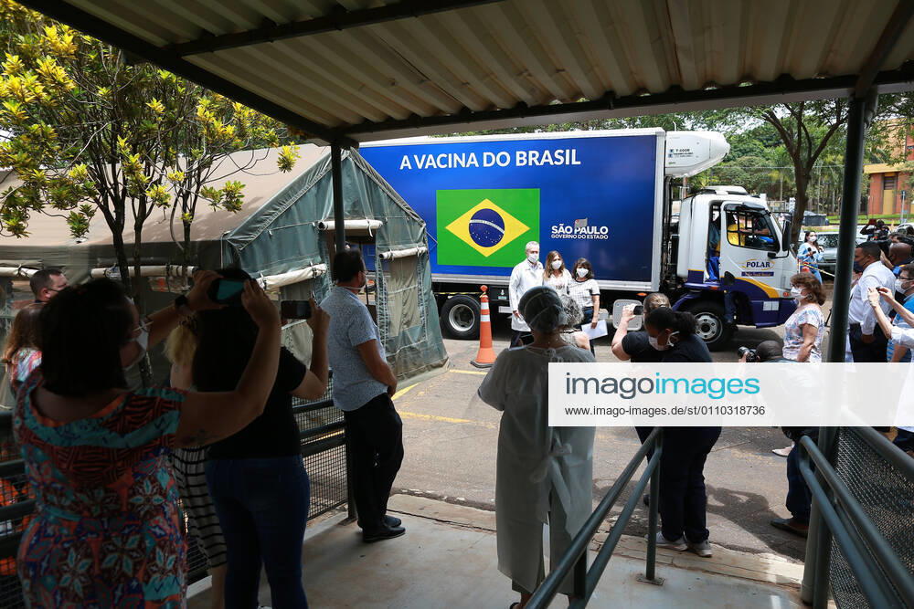 CAMPINAS, SP - 18.01.2021: VACINAS DA CORONAVAC CHEGAM EM CAMPINAS - The Coronavac vaccine arrived at Cecom (Community Health Center) at Unicamp there are 4 thousand vaccines that will be applied to employees of the Health of Campinas (SP). x2019861x LeandroxFerreira