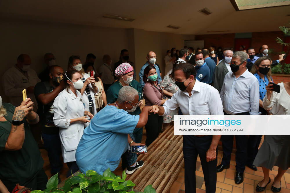 CAMPINAS, SP - 18.01.2021: VACINAS DA CORONAVAC CHEGAM EM CAMPINAS - Nurse Liane Santana Mascarenhas Tinoco, 48, born in Bahia. nursing technician who works in the front line to fight the coronavirus (covid-19) was the first campineira to be vaccinated on the afternoon of Monday 18, at Unicamp in Campinas (SP), Governor Jão Doria was present at the act of vaccination . x2019934x LeandroxFerreira
