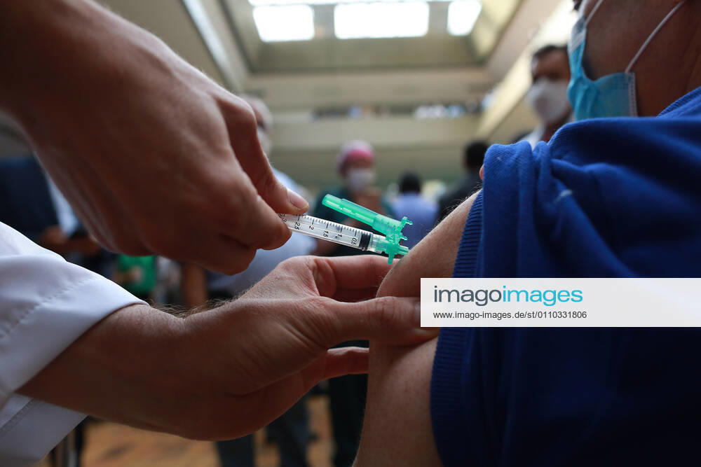 CAMPINAS, SP - 18.01.2021: VACINAS DA CORONAVAC CHEGAM EM CAMPINAS - Nurse Liane Santana Mascarenhas Tinoco, 48, born in Bahia. nursing technician who works in the front line to fight the coronavirus (covid-19) was the first campineira to be vaccinated on the afternoon of Monday 18, at Unicamp in Campinas (SP), Governor Jão Doria was present at the act of vaccination . x2019938x LeandroxFerreira