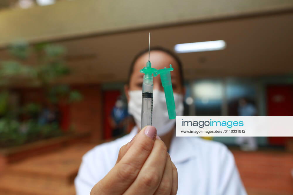 CAMPINAS, SP - 18.01.2021: VACINAS DA CORONAVAC CHEGAM EM CAMPINAS - Nurse Liane Santana Mascarenhas Tinoco, 48, born in Bahia. nursing technician who works in the front line to fight the coronavirus (covid-19) was the first campineira to be vaccinated on the afternoon of Monday 18, at Unicamp in Campinas (SP), Governor Jão Doria was present at the act of vaccination . x2019941x LeandroxFerreira