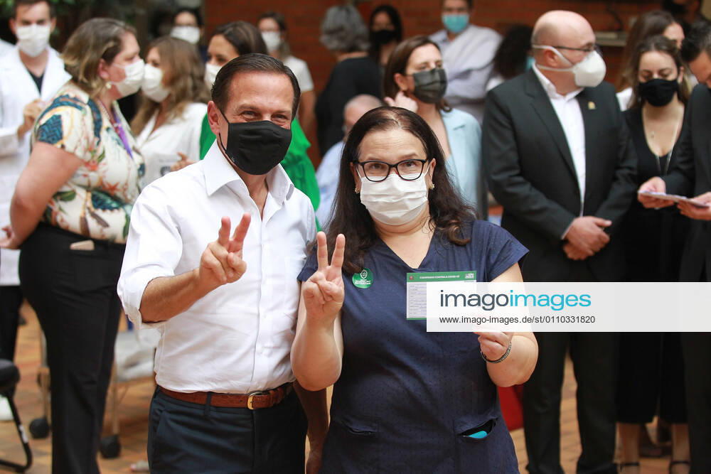 CAMPINAS, SP - 18.01.2021: VACINAS DA CORONAVAC CHEGAM EM CAMPINAS - Nurse Liane Santana Mascarenhas Tinoco, 48, born in Bahia. nursing technician who works in the front line to fight the coronavirus (covid-19) was the first campineira to be vaccinated on the afternoon of Monday 18, at Unicamp in Campinas (SP), Governor Jão Doria was present at the act of vaccination . x2019946x LeandroxFerreira