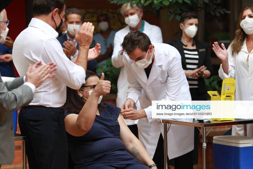 CAMPINAS, SP - 18.01.2021: VACINAS DA CORONAVAC CHEGAM EM CAMPINAS - Nurse Liane Santana Mascarenhas Tinoco, 48, born in Bahia. nursing technician who works in the front line to fight the coronavirus (covid-19) was the first campineira to be vaccinated on the afternoon of Monday 18, at Unicamp in Campinas (SP), Governor Jão Doria was present at the act of vaccination . x2019953x LeandroxFerreira