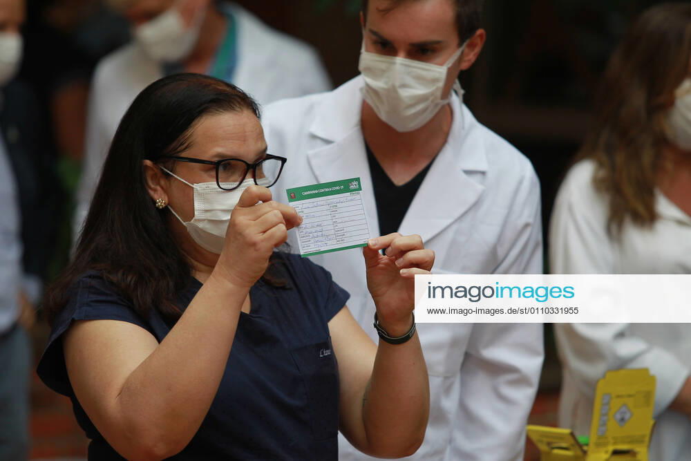 CAMPINAS, SP - 18.01.2021: VACINAS DA CORONAVAC CHEGAM EM CAMPINAS - Nurse Liane Santana Mascarenhas Tinoco, 48, born in Bahia. nursing technician who works in the front line to fight the coronavirus (covid-19) was the first campineira to be vaccinated on the afternoon of Monday 18, at Unicamp in Campinas (SP), Governor Jão Doria was present at the act of vaccination . x2019954x LeandroxFerreira