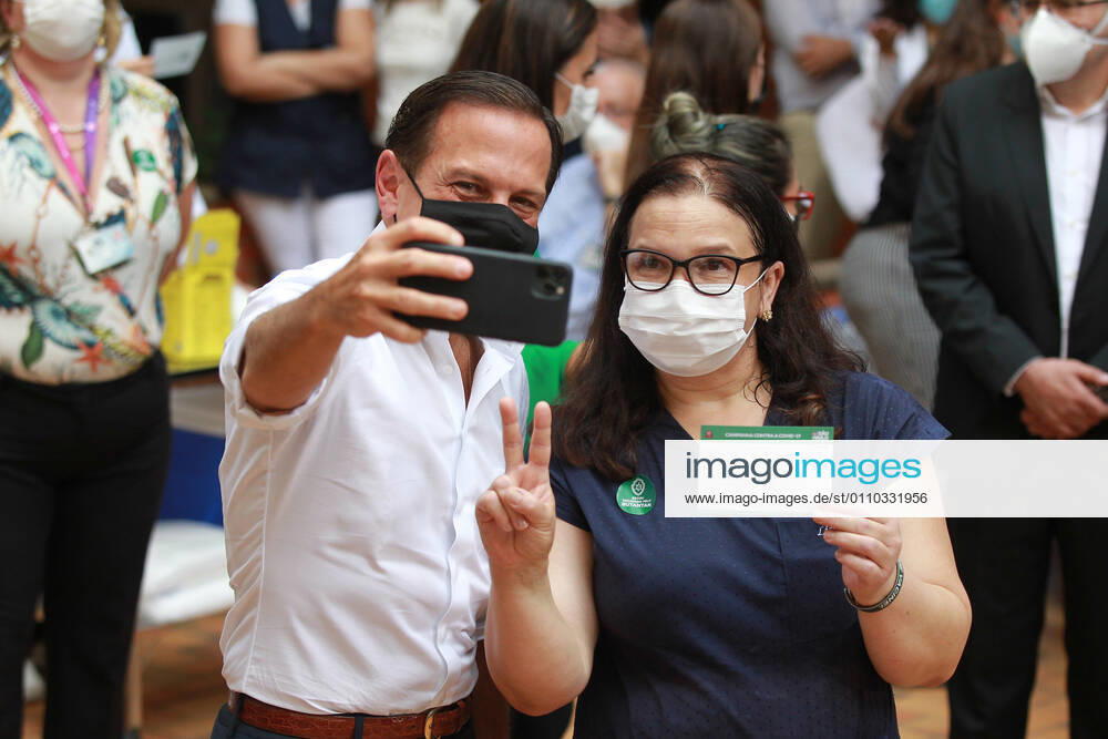 CAMPINAS, SP - 18.01.2021: VACINAS DA CORONAVAC CHEGAM EM CAMPINAS - Nurse Liane Santana Mascarenhas Tinoco, 48, born in Bahia. nursing technician who works in the front line to fight the coronavirus (covid-19) was the first campineira to be vaccinated on the afternoon of Monday 18, at Unicamp in Campinas (SP), Governor Jão Doria was present at the act of vaccination . x2019955x LeandroxFerreira