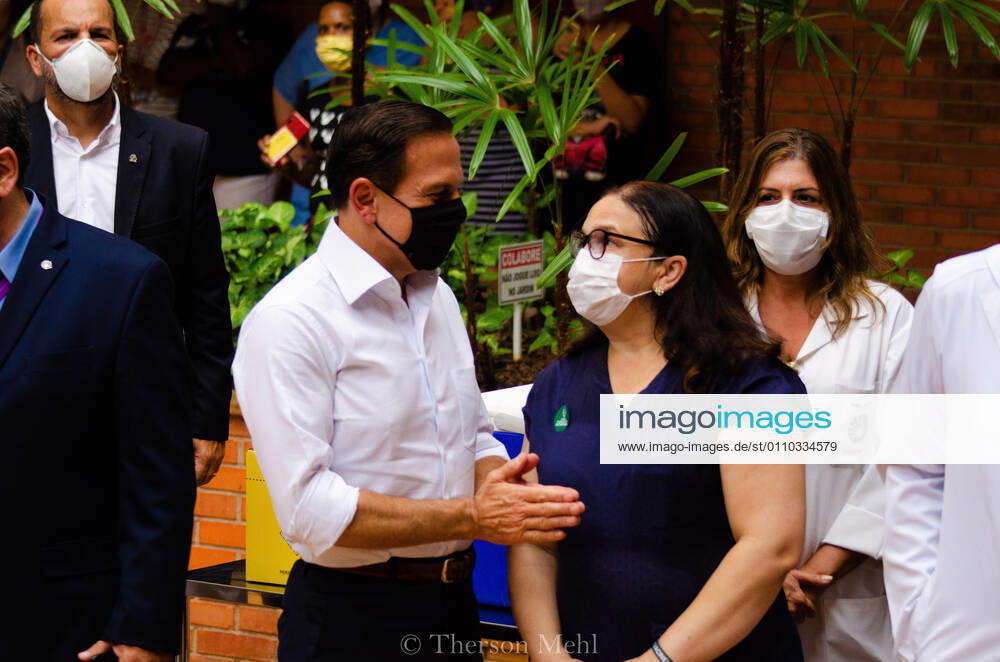 CAMPINAS, SP - 18.01.2021: PRIMEIRA VACINA APLICADA NO HC DA UNICAMP - Application of the first vaccine against covid 19 at Hospital das Clinicas at Unicamp in Campinas. Governor João Doria followed the application. x2019968x ThersonxMehl