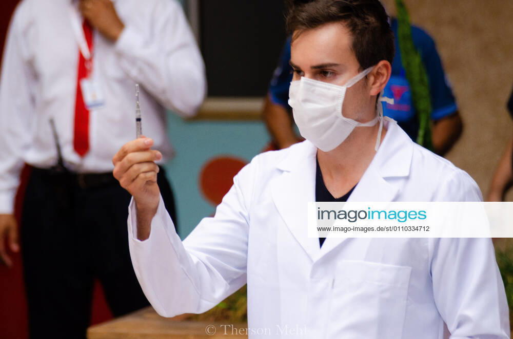 CAMPINAS, SP - 18.01.2021: PRIMEIRA VACINA APLICADA NO HC DA UNICAMP - Application of the first vaccine against covid 19 at Hospital das Clinicas at Unicamp in Campinas. Governor João Doria followed the application. x2019981x ThersonxMehl