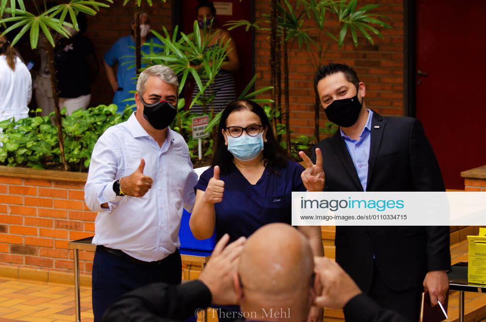 CAMPINAS, SP - 18.01.2021: PRIMEIRA VACINA APLICADA NO HC DA UNICAMP - Application of the first vaccine against covid 19 at Hospital das Clinicas at Unicamp in Campinas. Governor João Doria followed the application. x2019984x ThersonxMehl