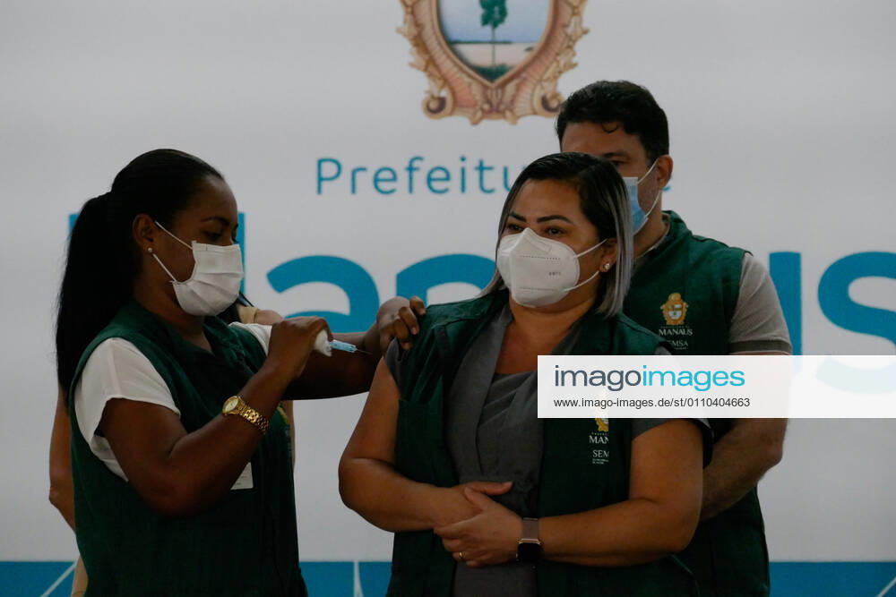 MANAUS, AM - 19.01.2021: ABERTURA DE VACINAÇÃO EM MANAUS - Three health professionals are vaccinated in Manaus (AM), at the opening of the vaccination campaign against Covid-19, this Tuesday morning (19), in the auditorium of the Manaus City Hall. In the photo, a nurse applies the vaccine to Lidiane Almeida, a nursing technician. x2020382x SandroxPereira