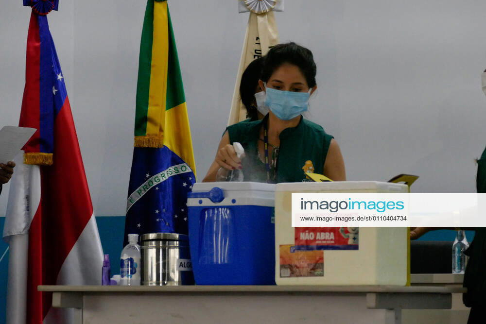 MANAUS, AM - 19.01.2021: ABERTURA DE VACINAÇÃO EM MANAUS - Three health professionals are vaccinated in Manaus (AM), at the opening of the vaccination campaign against Covid-19, this Tuesday morning (19), in the auditorium of the Manaus City Hall. In the photo, a health surveillance worker sanitizes the vaccine. x2020389x SandroxPereira
