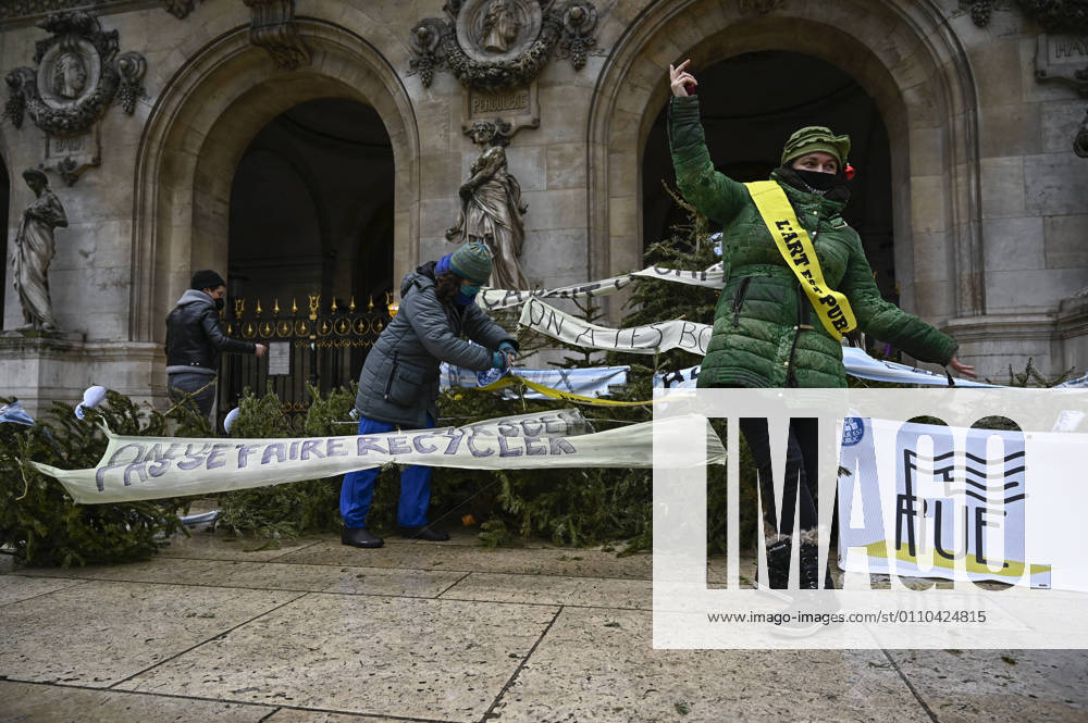 Gathering of professionals from the Entertainment, Film and Audiovisual sectors in front of the closed Opera House, at the call of the CGT-Spectacle, to denounce the government s policy and the lack of support for the cultural sector, in Paris on January 19, 2021. JulienxMattiax Pictorium LePictorium_0240449