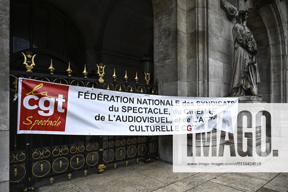 Gathering of professionals from the Entertainment, Film and Audiovisual sectors in front of the closed Opera House, at the call of the CGT-Spectacle, to denounce the government s policy and the lack of support for the cultural sector, in Paris on January 19, 2021. JulienxMattiax Pictorium LePictorium_0240451