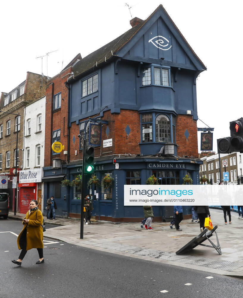 (210120) -- LONDON, Jan. 20, 2021 -- People wearing face masks walk past a closed pub in London, Britain, on Jan. 19, 2021. The number of people who have died within 28 days of a positive coronavirus test has surpassed the grim milestone of 90,000 in Britain after another 1,610 were confirmed, according to official figures released Tuesday. The latest daily death toll, the highest since the pandemic began in the country, brought the total number of coronavirus-related deaths in Britain to 91,470, the data showed. ) BRITAIN-LONDON-COVID-19-DEATH TOLL HanxYan