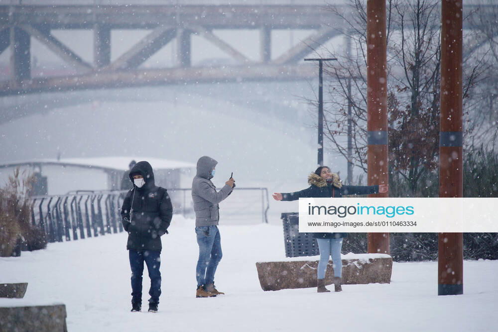 (210120) -- WARSAW, Jan. 20, 2021 -- A woman poses for a photo on a boulevard along the Vistula river in Warsaw, Poland, on Jan. 19, 2021. (Photo by Xinhua) POLAND-WARSAW-DAILY LIFE JaapxArriens