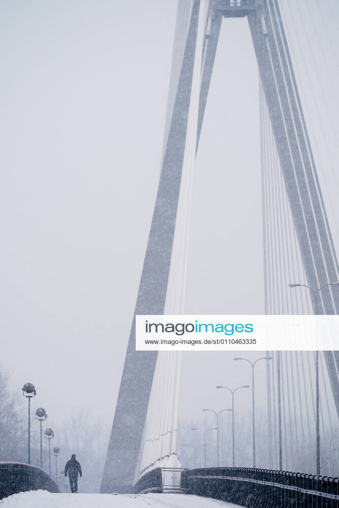 (210120) -- WARSAW, Jan. 20, 2021 -- A man walks on a bridge over the Vistula river in Warsaw, Poland, on Jan. 19, 2021. (Photo by Xinhua) POLAND-WARSAW-DAILY LIFE JaapxArriens