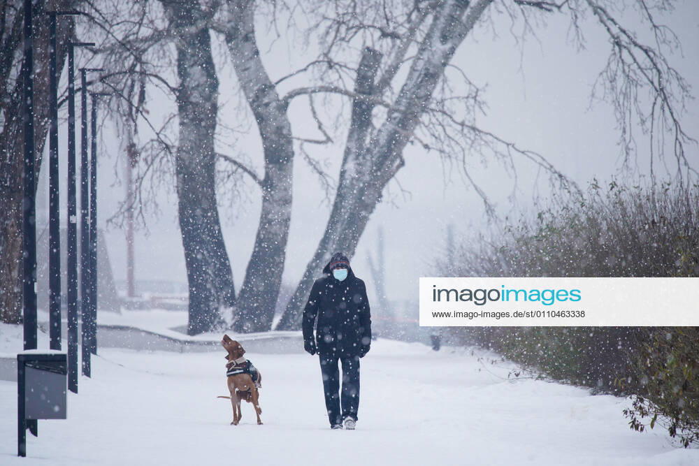 (210120) -- WARSAW, Jan. 20, 2021 -- A man walks his dog along the Vistula river in Warsaw, Poland, on Jan. 19, 2021. (Photo by Xinhua) POLAND-WARSAW-DAILY LIFE JaapxArriens