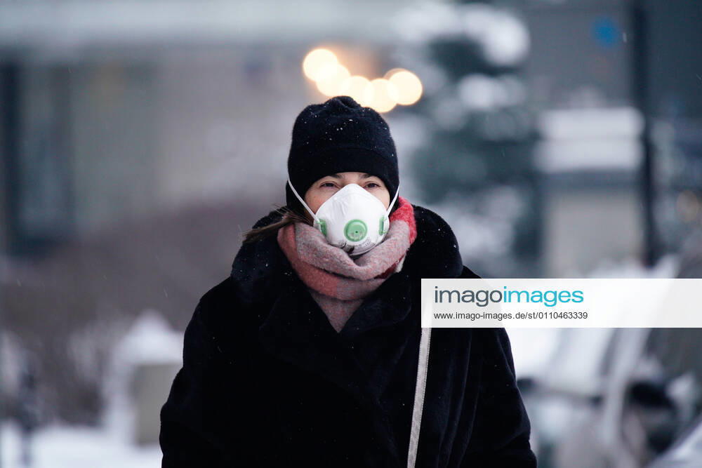 (210120) -- WARSAW, Jan. 20, 2021 -- A woman wearing a face mask is seen in central Warsaw, Poland, on Jan. 19, 2021. (Photo by Xinhua) POLAND-WARSAW-DAILY LIFE JaapxArriens