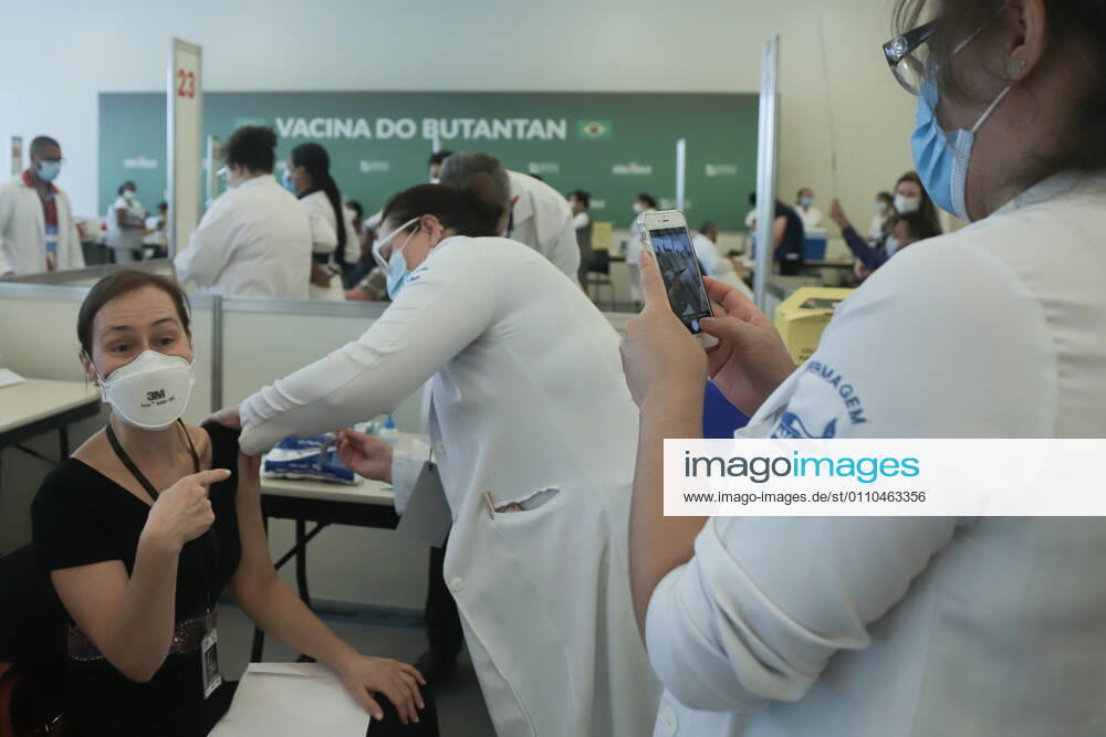 (210120) -- SAO PAULO (BRAZIL), Jan. 20, 2021 -- A medical worker receives a dose of the CoronaVac vaccine in Sao Paulo, Brazil, on January 19, 2021. Brazil launched a mass immunization campaign against the COVID-19 pandemic in every state starting at 5:00 p.m. Monday local time (2000 GMT). The initial plan was to begin nationwide vaccination on Wednesday, but the date was moved up in response to the request of state governors, said Minister of Health Eduardo Pazuello. (Photo by Rahel Patrasso Xinhua) BRAZIL-SAO PAULO-COVID-19-VACCINE GongxRuohan