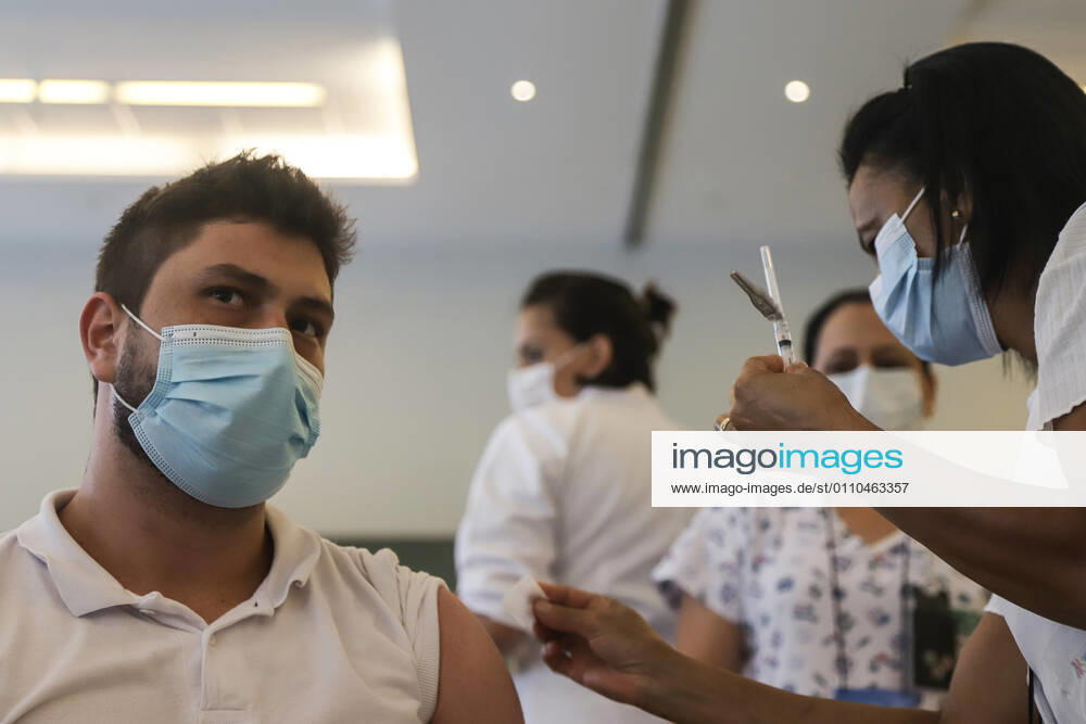 (210120) -- SAO PAULO (BRAZIL), Jan. 20, 2021 -- A medical worker receives a dose of the CoronaVac vaccine in Sao Paulo, Brazil, on January 19, 2021. Brazil launched a mass immunization campaign against the COVID-19 pandemic in every state starting at 5:00 p.m. Monday local time (2000 GMT). The initial plan was to begin nationwide vaccination on Wednesday, but the date was moved up in response to the request of state governors, said Minister of Health Eduardo Pazuello. (Photo by Rahel Patrasso Xinhua) BRAZIL-SAO PAULO-COVID-19-VACCINE GongxRuohan