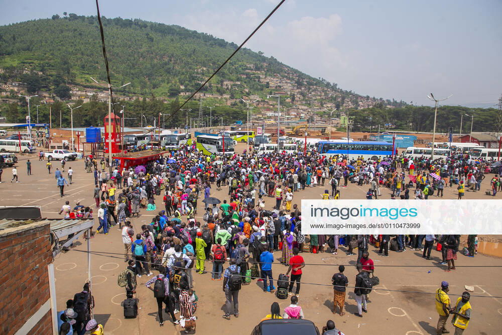 (210120) -- KIGALI, Jan. 20, 2021 -- Passengers wait to take buses to return home outside Kigali, Rwanda, on Jan. 19, 2021. Rwandan cabinet on Monday brought the capital city of Kigali back to a lockdown due to a surge in COVID-19 cases. The lockdown, which became effective immediately and will be reviewed after 15 days, prohibits unnecessary movements in the city. (Photo by Xinhua) RWANDA-KIGALI-COVID-19-LOCKDOWN CyrilxNdegeya