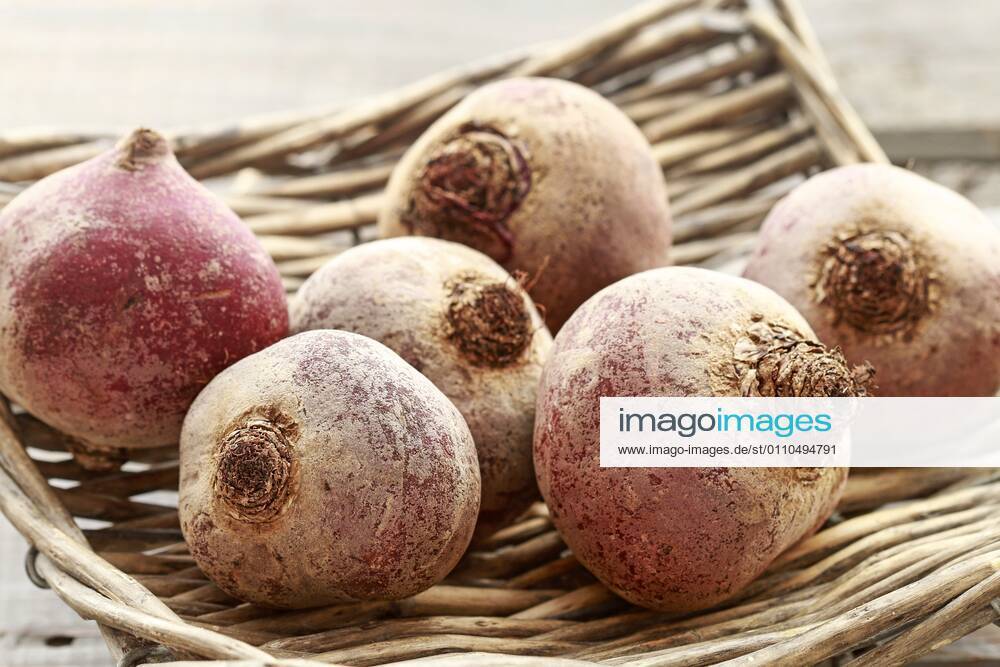 Beetroots in wicker basket. Healthy food BEW1D6461FF