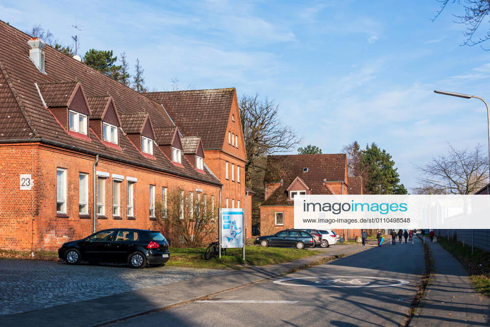 On the former site of the mfg5 naval air wing of the German Federal Armed Forces, a commercial and residential quarter is planned by the Kiel city planning department.