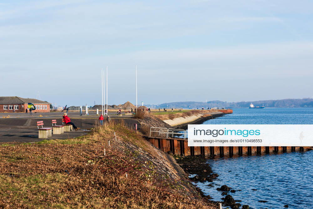 On the former site of the mfg5 naval air wing of the German Federal Armed Forces, a commercial and residential quarter is planned by the Kiel city planning department.
