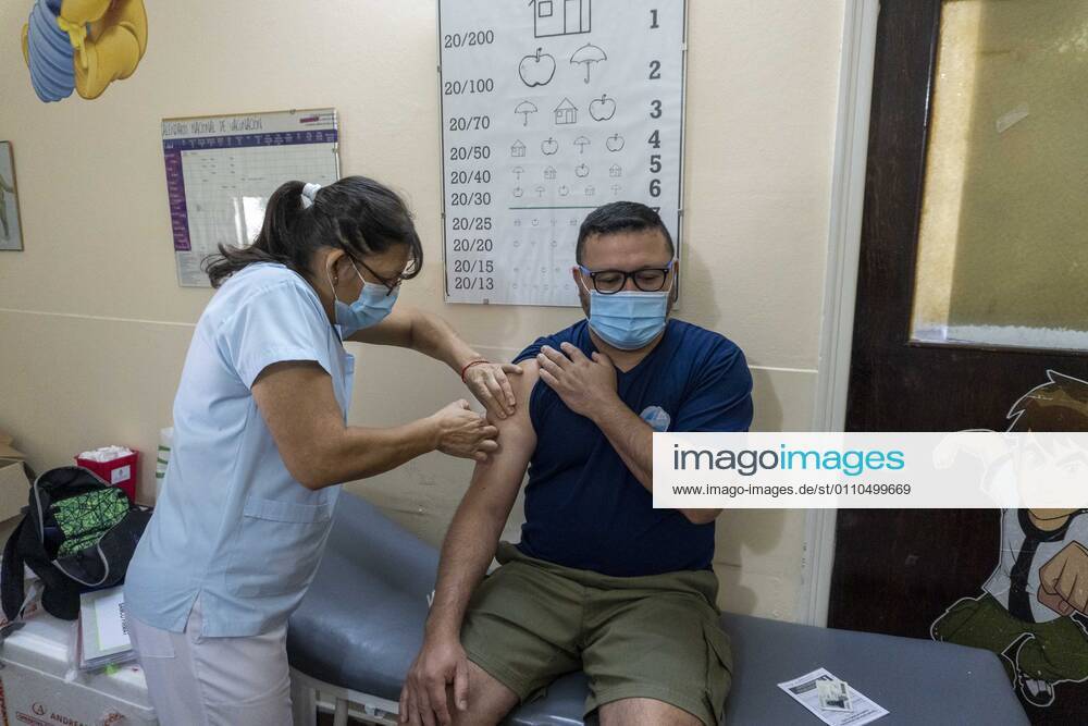 Coronavirus in Argentinien, Impfungen beginnen January 20, 2021, Firmat, Santa Fe, Argentina: Argentina carries on the COVID-19 vaccination campaign. 21 days after receiving a shot of the first dose, healthcare workers are starting to get the second Sputnik V vaccine shot. Firmat Argentina - ZUMAm105 20210120_zaf_m105_004