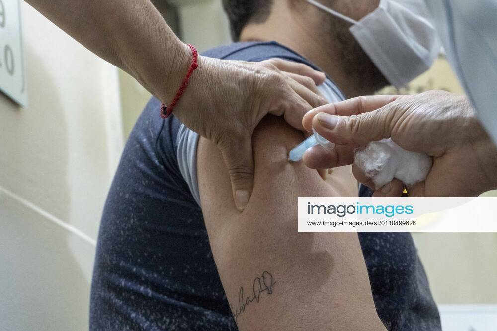 Coronavirus in Argentinien, Impfungen beginnen January 20, 2021, Firmat, Santa Fe, Argentina: Argentina carries on the COVID-19 vaccination campaign. 21 days after receiving a shot of the first dose, healthcare workers are starting to get the second Sputnik V vaccine shot. Firmat Argentina - ZUMAm105 20210120_zaf_m105_021