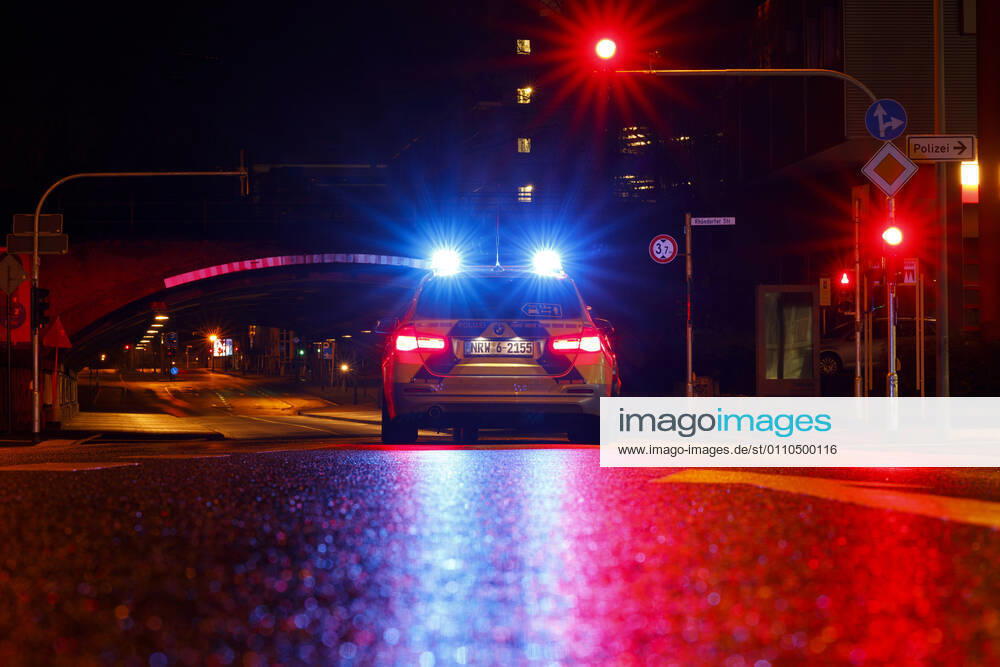 A police car checks a car at a traffic light Topic Image, Symbolic Image Cologne, 20 01 2021 Foto:xC.xFuturexImage